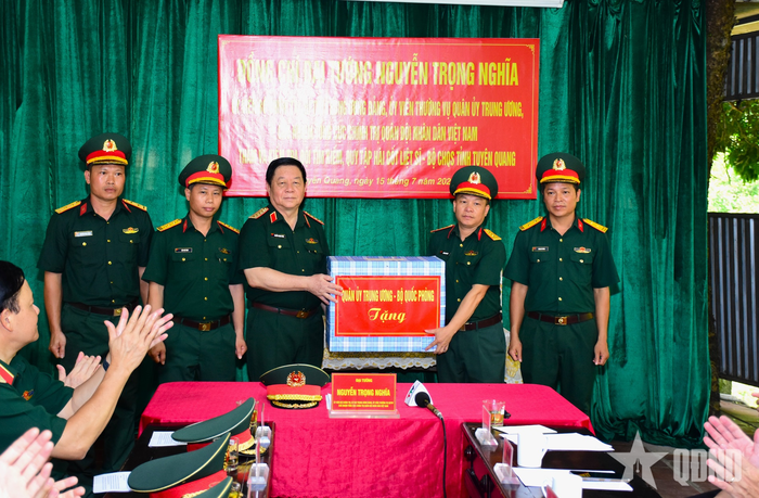 Đại tướng Nguyễn Trọng Nghĩa trao quà tặng Đội Tìm kiếm, quy tập hài cốt liệt sĩ, Bộ CHQS tỉnh Tuyên Quang.