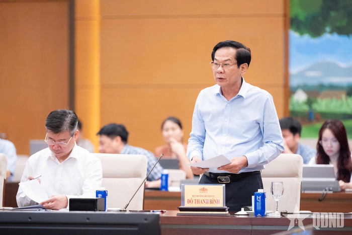  Bộ trưởng Bộ Nội vụ Đỗ Thanh Bình báo cáo tại phiên họp.