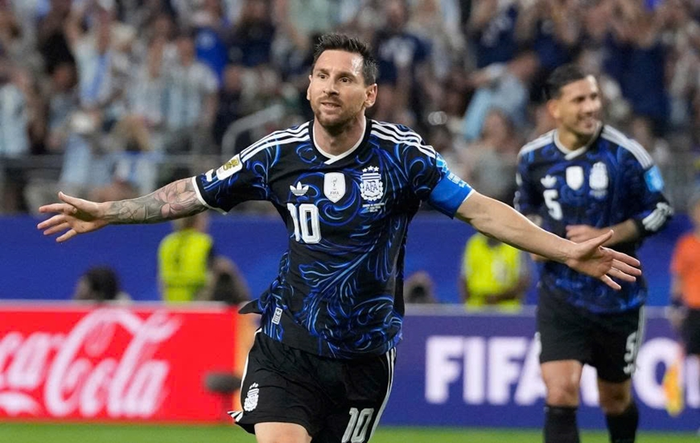 Chiếc áo đấu màu xanh đậm sẽ đem lại may mắn cho đội tuyển Argentina? Ảnh: AP