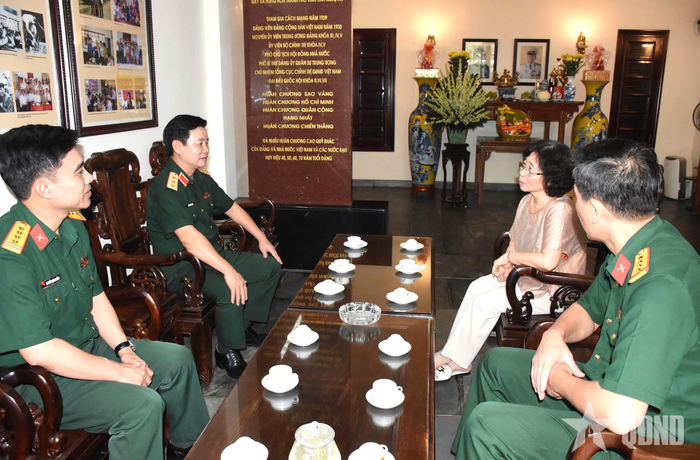  Thượng tướng Đỗ Xuân Tụng trò chuyện cùng thân nhân gia đình Đại tướng Chu Huy Mân. 
