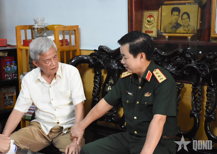 Thượng tướng Đỗ Xuân Tụng trao đổi, lắng nghe những ý kiến tâm huyết của Trung tướng Đàm Đình Trại.