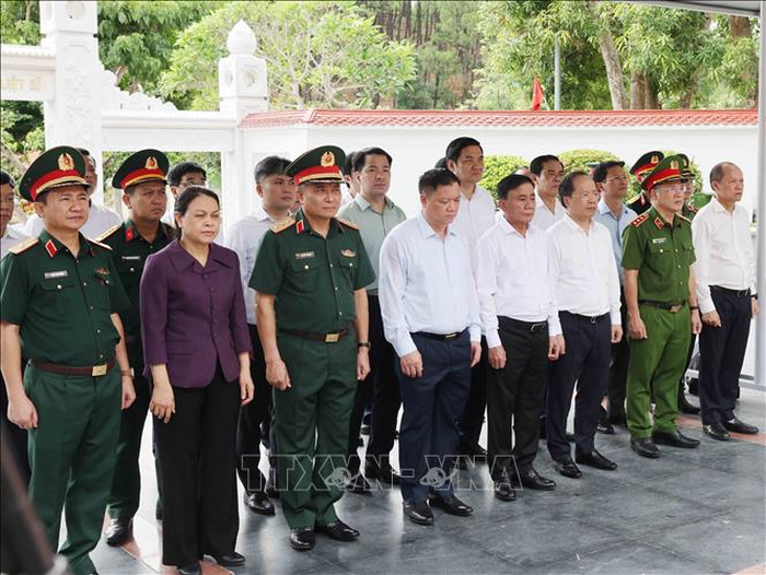 Thường trực Ban Bí thư Trần Cẩm Tú và thành viên đoàn công tác tưởng niệm các anh hùng liệt sĩ tại Khu di tích lịch sử quốc gia đặc biệt Ngã ba Đồng Lộc, tỉnh Hà Tĩnh. Ảnh: TTXVN