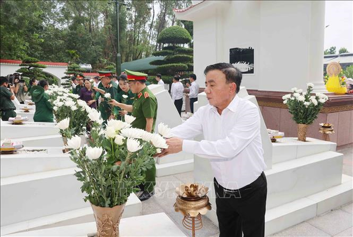 Thường trực Ban Bí thư Trần Cẩm Tú dâng hoa tại phần mộ 10 nữ liệt sĩ thanh niên xung phong tại Khu di tích lịch sử quốc gia đặc biệt Ngã ba Đồng Lộc. Ảnh: TTXVN