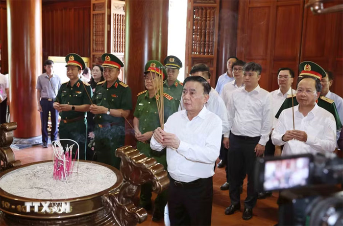 Đồng chí Trần Cẩm Tú, Ủy viên Bộ Chính trị, Thường trực Ban Bí thư và đoàn công tác Trung ương dâng hương tưởng niệm Chủ tịch Hồ Chí Minh tại Khu di tích lịch sử quốc gia đặc biệt Kim Liên. Ảnh: TTXVN