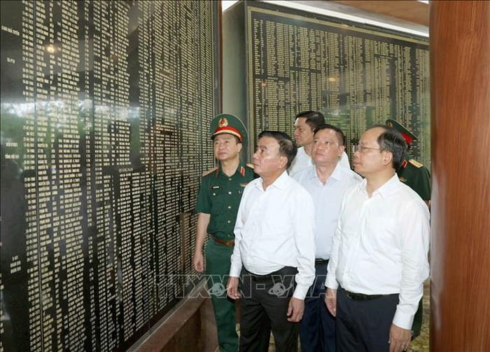 Thường trực Ban Bí thư Trần Cẩm Tú thăm Nhà bia tưởng niệm các anh hùng liệt sĩ thanh niên xung phong toàn quốc tại Khu di tích lịch sử quốc gia đặc biệt Ngã ba Đồng Lộc, tỉnh Hà Tĩnh. Ảnh: TTXVN