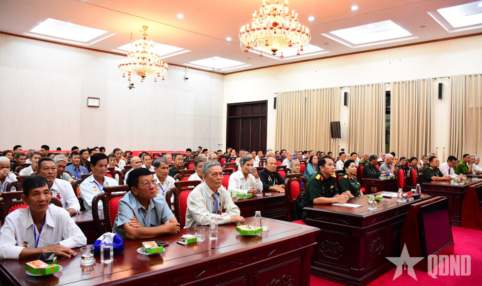 Các đại biểu dự chương trình gặp mặt.