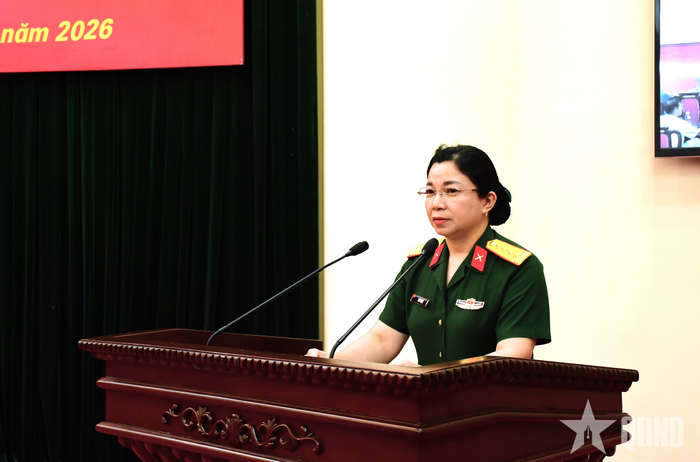 Đại tá Ngô Thị Lệ phát biểu chúc mừng đoàn đại biểu người có công với cách mạng tỉnh Vĩnh Long.