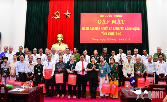 Trao quà của Bộ Quốc phòng tặng các đại biểu người có công với cách mạng tỉnh Vĩnh Long.