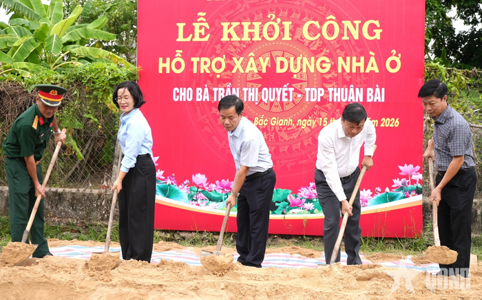 Các đồng chí lãnh đạo tỉnh Quảng Trị tham gia động thổ khởi công xây dựng nhà tặng chị Nguyễn Thị Quyết.