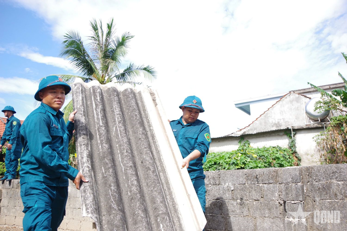 Lực lượng dân quân xã Ninh Châu hỗ trợ gia đình anh Dương Văn Anh tháo dỡ căn nhà cũ.