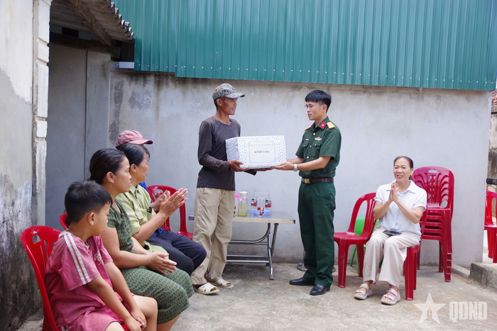 Ban CHQS xã Ninh Châu trao quà tặng anh Dương Văn Anh.