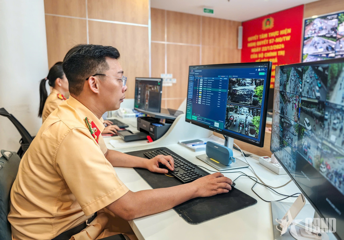 Các cán bộ trực xử lý thông tin tại Trung tâm.