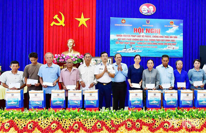 Trao quà tặng gia đình chính sách trên địa bàn.