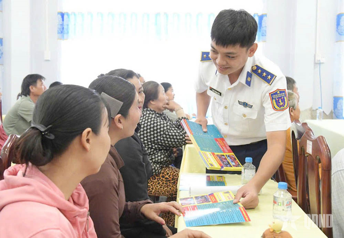 Phát tài liệu tuyên truyền cho ngư dân.