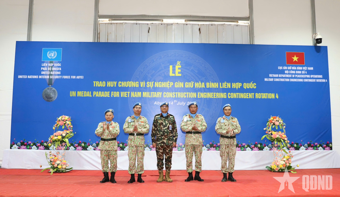 Tư lệnh Phái bộ trao Huy chương Liên hợp quốc tặng Ban chỉ huy Đội Công binh số 4.