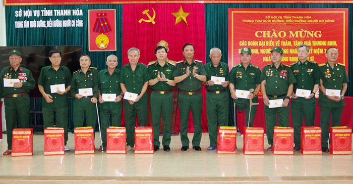 Thừa ủy quyền, Trung tướng Hà Thọ Bình, Tư lệnh Quân khu và Thiếu tướng Lê Văn Trung, Phó chính ủy Quân khu trao quà của Quân ủy Trung ương, Bộ Quốc phòng và quà của Bộ tư lệnh Quân khu 4 tặng thương binh, đối tượng chính sách tại Trung tâm Nuôi dưỡng, Điều dưỡng người có công tỉnh Thanh Hóa. 