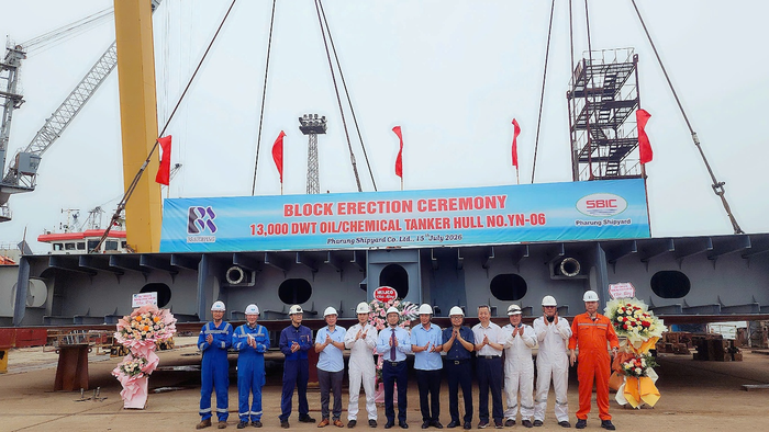  Công ty Đóng tàu Phà Rừng đấu đà tàu dầu/hóa chất 13.000 DWT ký hiệu vỏ YN-06.