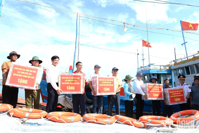  Trao quà tặng ngư dân và chủ tàu cá tại khu neo đậu tàu thuyền Lý Sơn. 