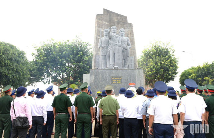  Các đại biểu dâng hương tại Đài tưởng niệm Đội Hoàng Sa kiêm quản Bắc Hải. 