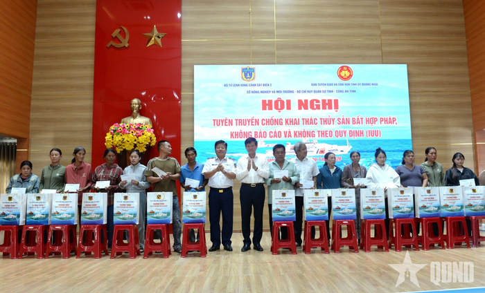  Thiếu tướng Trần Quang Tuấn, Tư lệnh Vùng Cảnh sát biển 2 cùng lãnh đạo Ban Tuyên giáo và Dân vận Tỉnh ủy Quảng Ngãi tặng quà các gia đình ngư dân. 