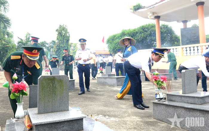  Các đại biểu dâng hương, tưởng niệm các anh hùng liệt sĩ tại Nghĩa trang Liệt sĩ đặc khu Lý Sơn. 