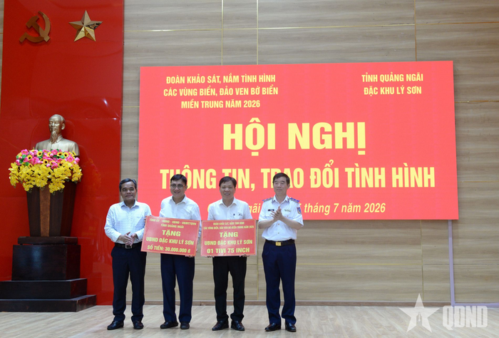 Đồng chí Hồ Văn Niên và Trung tướng Bùi Quốc Oai trao quà tặng UBND đặc khu Lý Sơn.