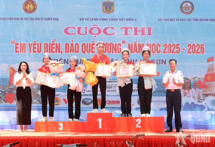  Trao thưởng tặng các học sinh đạt thành tích xuất sắc Cuộc thi “Em yêu biển, đảo quê hương”. 