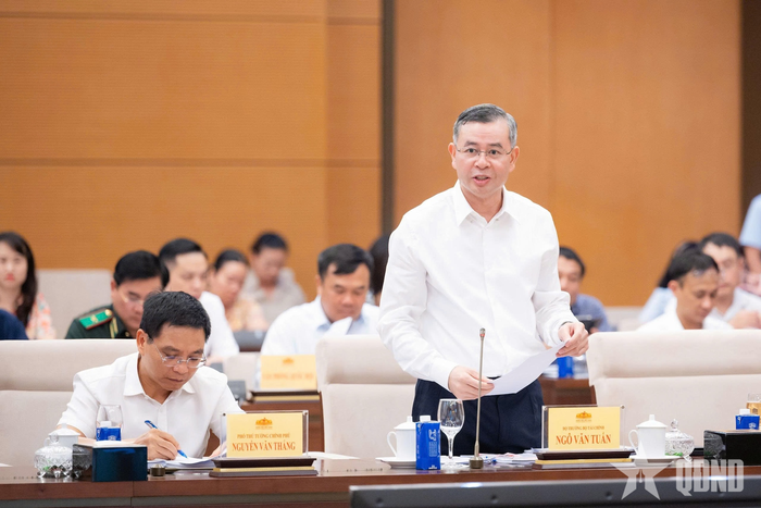  Bộ trưởng Bộ Tài chính Ngô Văn Tuấn báo cáo tại phiên họp.