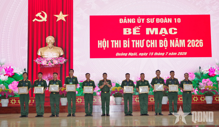 Đại tá Lê Văn Tường, Phó sư đoàn trưởng Sư đoàn 10 trao giấy khen tặng các cá nhân có thành tích trong hội thi. 