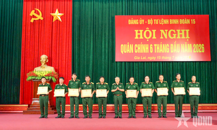  Thiếu tướng Hoàng Văn Sỹ trao bằng khen tặng các tập thể có thành tích trong công tác bầu cử đại biểu Quốc hội khóa XVI và bầu cử đại biểu Hội đồng nhân dân các cấp nhiệm kỳ 2026-2031. 