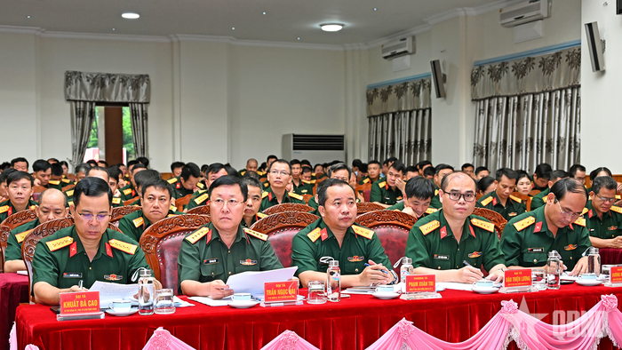 Lãnh đạo Binh đoàn 15 và các đại biểu dự hội nghị. 