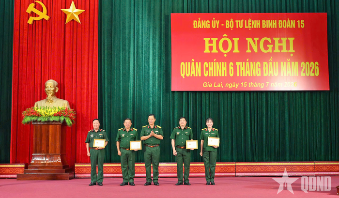 Đại tá Khuất Bá Cao, Bí thư Đảng ủy, Phó tư lệnh Binh đoàn 15 trao kỷ niệm chương "Vì sự phát triển của phụ nữ Việt Nam" tặng các cá nhân. 