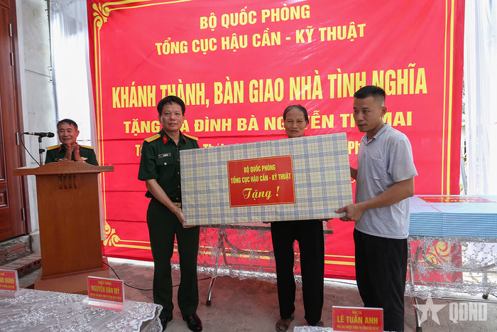  Đại tá Lê Tuấn Anh đại diện Tổng cục Hậu cần - Kỹ thuật bàn giao nhà tình nghĩa và tặng quà gia đình bà Nguyễn Thị Mai. 
