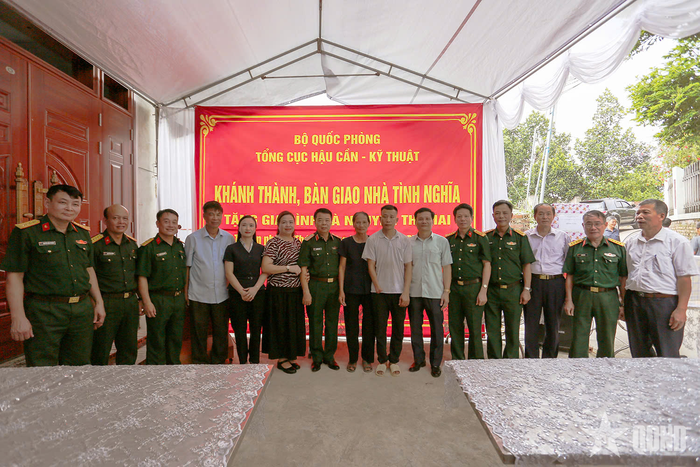 Thủ trưởng Cục Chính trị cùng các đại biểu chụp ảnh lưu niệm cùng gia đình. 