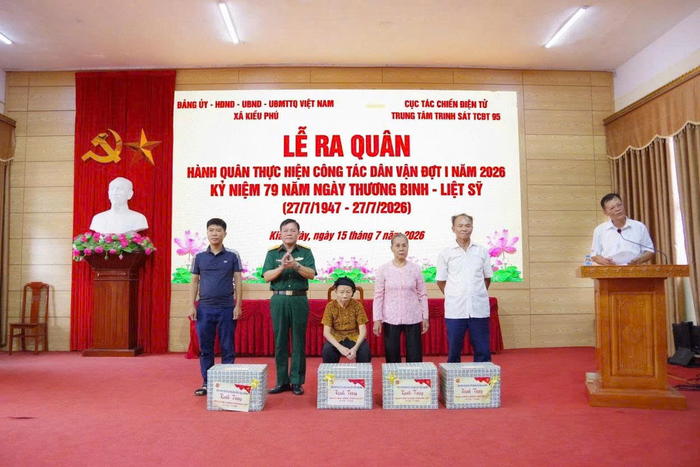 Đại tá Bùi Anh Tuấn, Bí thư Đảng ủy, Chính trị viên Trung tâm 95 trao quà tặng các gia đình chính sách xã Kiều Phú, TP Hà Nội. 