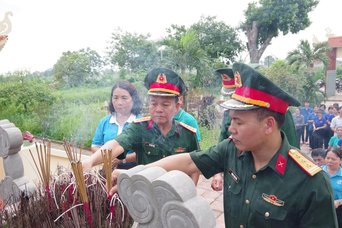 Thượng tá Vương Xuân Kiên, Chỉ huy trưởng và Đại tá Bùi Anh Tuấn, Bí thư Đảng ủy, Chính trị viên Trung tâm 95 thắp hương tri ân các anh hùng liệt sĩ.