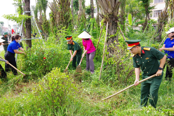 Lãnh đạo, chỉ huy Trung tâm 95 tham gia lao động cùng nhân dân. 