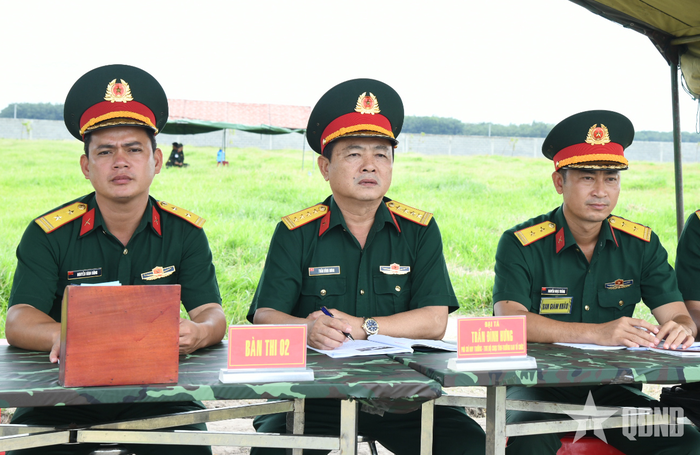 Lãnh đạo Bộ CHQS tỉnh Tây Ninh theo dõi hội thi. 