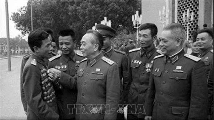 Anh hùng LLVT nhân dân Trịnh Tố Tâm (ngoài cùng, bên trái) được Đại tướng Võ Nguyên Giáp trò chuyện, động viên. Ảnh tư liệu