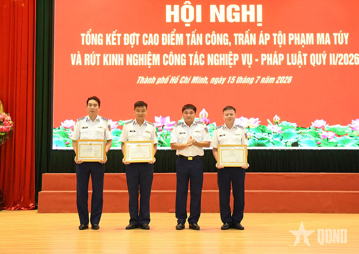 Lãnh đạo Vùng Cảnh sát biển 3 trao thưởng các tập thể, cá nhân tiêu biểu. 