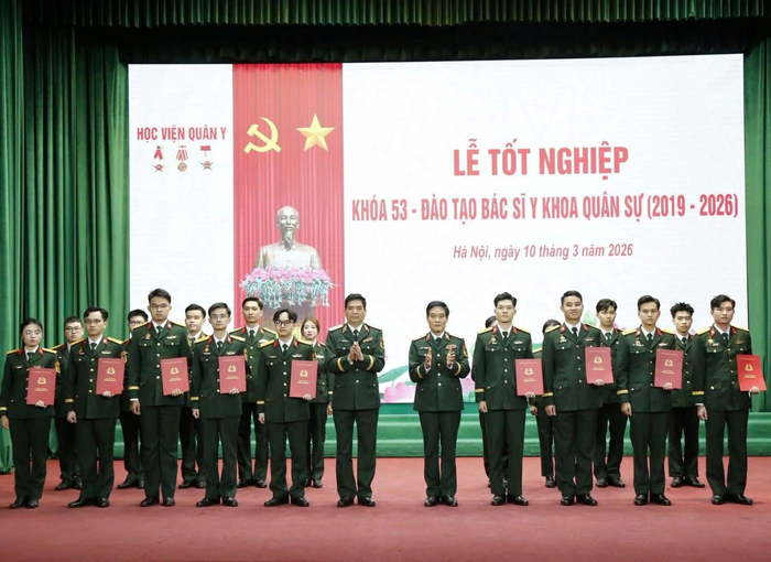 Lãnh đạo Học viện Quân y trao bằng tốt nghiệp đối với học viên niên khóa 2019-2026. Ảnh do nhân vật cung cấp
