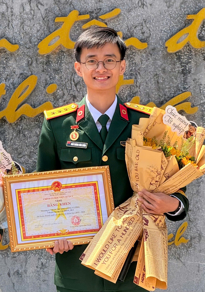 Thượng úy Trần Trương Công Cường nhận bằng khen của Chính ủy Học viện Quân y vì có thành tích xuất sắc trong học tập, rèn luyện. Ảnh do nhân vật cung cấp