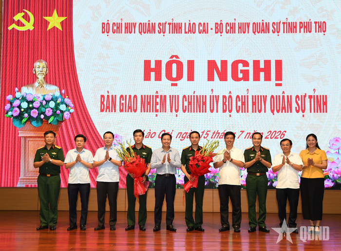 Đại diện hai tỉnh tặng hoa chúc mừng. 