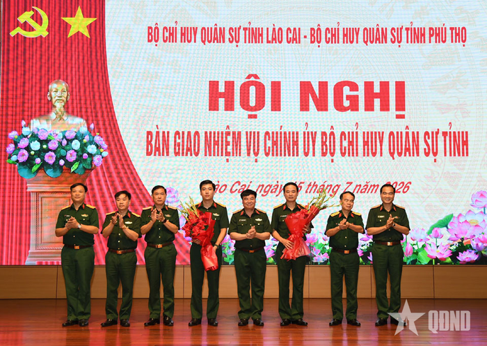 Trung tướng Phạm Đức Duyên cùng lãnh đạo 2 tỉnh tặng hoa chúc mừng. 