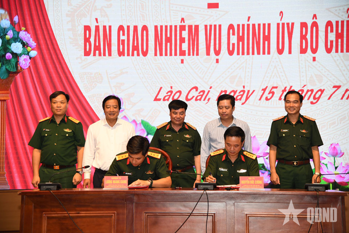  Trung tướng Phạm Đức Duyên và lãnh đạo hai tỉnh Phú Thọ, Lào Cai chứng kiến ký kết biên bản bàn giao. 