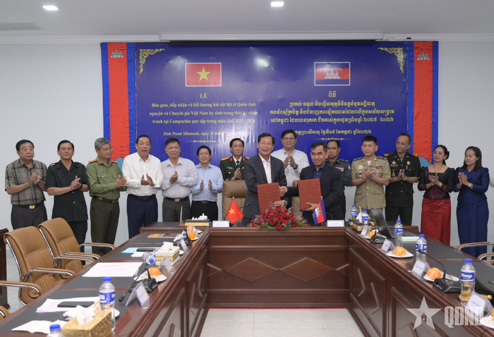  Ban chuyên trách 2 tỉnh ký kết biên bản bàn giao, tiếp nhận hài cốt liệt sĩ. 