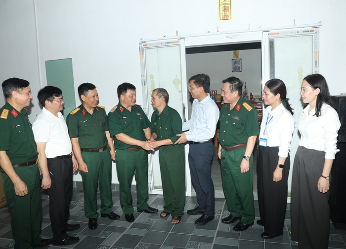  Thủ trưởng Tổng cục Công nghiệp Quốc phòng và các đại biểu thăm hỏi, động viên gia đình có hoàn cảnh khó khăn. 