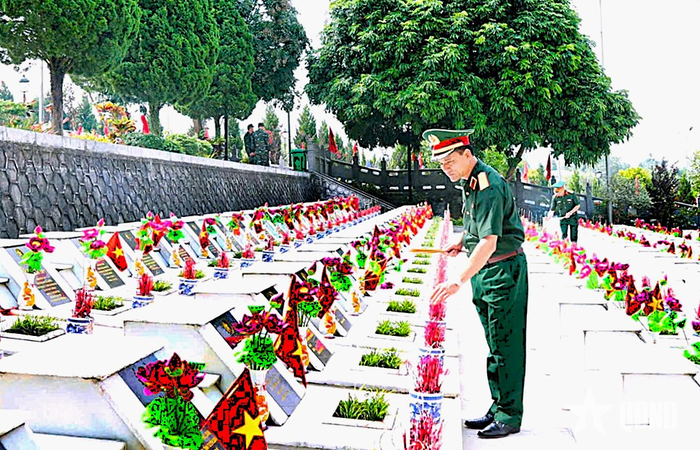 Trung tướng Lê Xuân Thuân, Ủy viên Trung ương Đảng, Tư lệnh Quân đoàn 12 dâng hương tri ân các anh hùng liệt sĩ tại Nghĩa trang Liệt sĩ quốc gia Vị Xuyên. 