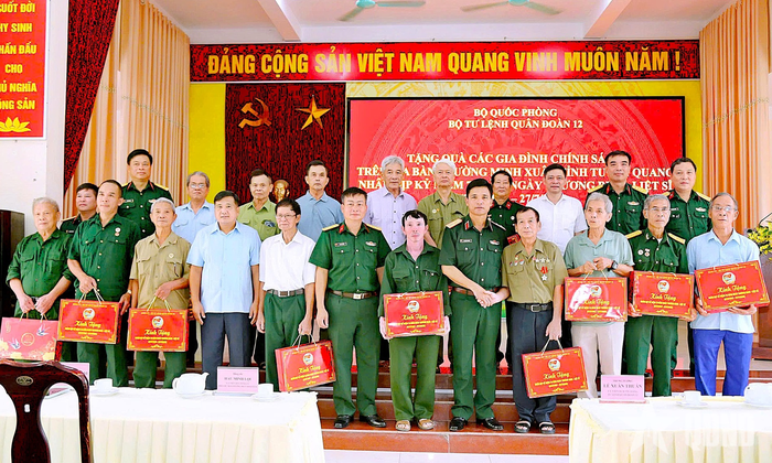 Trung tướng Lê Xuân Thuân tặng quà các gia đình chính sách, người có công với cách mạng tại phường Minh Xuân, tỉnh Tuyên Quang. 