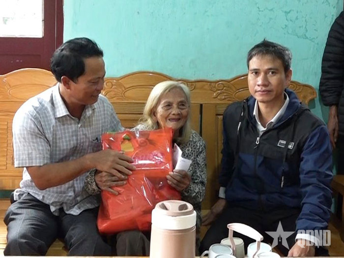 Đồng chí Võ Trung Mạnh, Bí thư Đảng ủy, Chủ tịch HĐND xã Tu Mơ Rông (ngoài cùng, bên trái) trao quà tặng Bà mẹ Việt Nam anh hùng Y Tría.